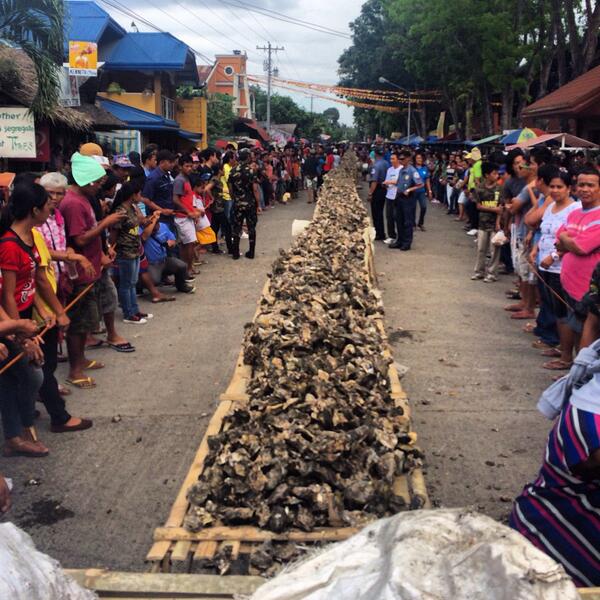 300-meter long table of oysters at the Ilog Talaba Festival (https://twitter.com/chedz_alvarez)